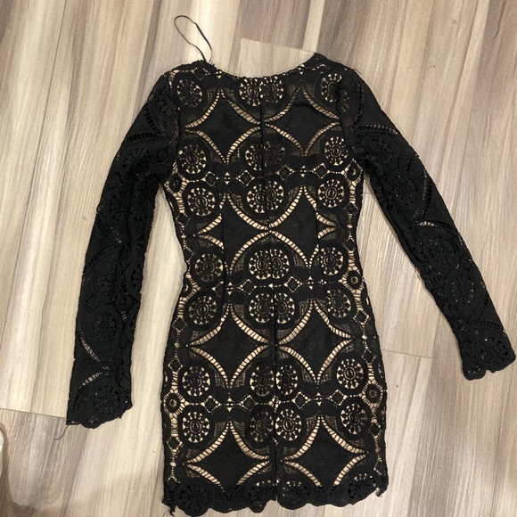 Love triangle lace dress with sleeves 🌹 - Picture 4 of 7